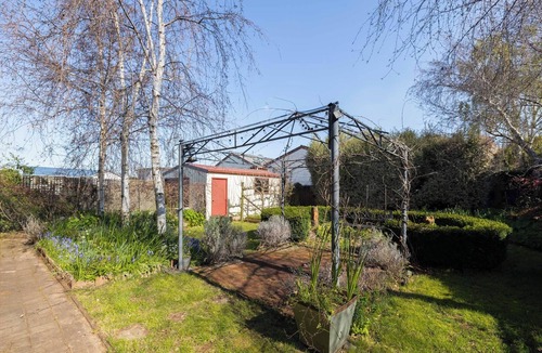 Devonport House | Charming Fig Tree Cottage with WiFi & Parking