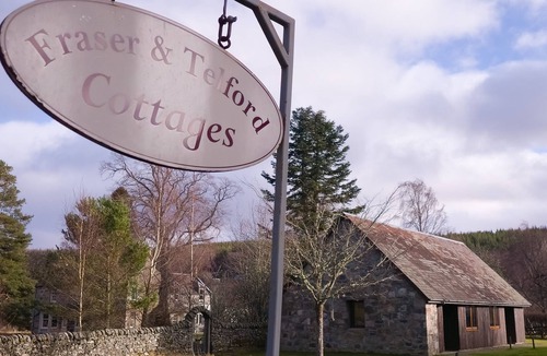 Kincraig Cottage | Charming Fraser Cottage Getaway in Insh, Couples Getaway near Aviemore.