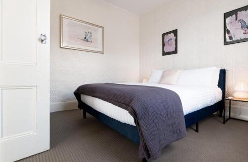 Launceston CBD House | Charming Inner City Stay with parking & wifi