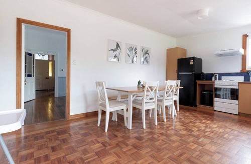 South Launceston House | Charming Little Home: Near City, Parking & Wifi