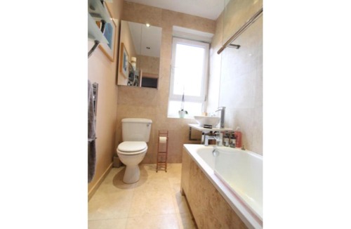 Restalrig Apartment | Charming, Spacious 1BR Flat for 4 in Edinburgh