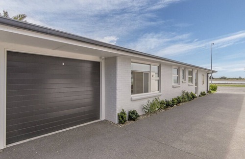 Christchurch House | Charming Waterfront Retreat Redcliffs