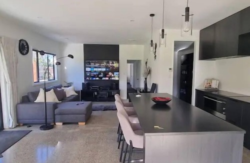 Otatara Villa | Cheerful 2-bedroom villa garden setting near beach