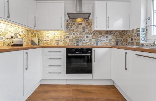 Livingston House | Cheerful Stays - Livingston - 4 Bedroom 3 Bath home