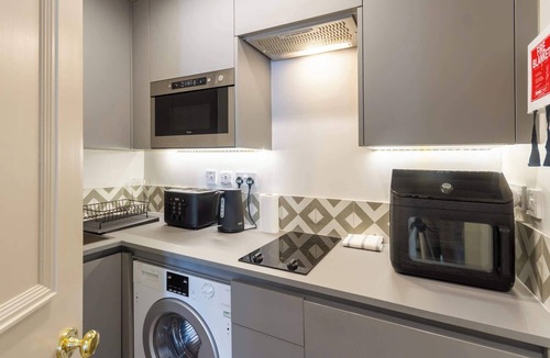 Old Town Apartment | Chic 1BD Flat with Views of Edinburgh Castle