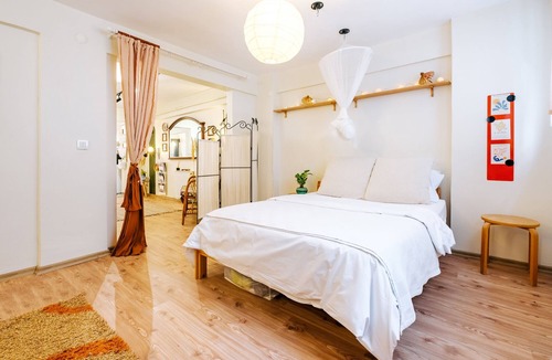 Rasimpasa Apartment | Chic Central Flat w Balcony Near Kadikoy Square
