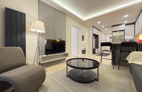 Osmanbey Apartment | Chic & Cozy 2-BR Apartment with Balcony Nişantaşı