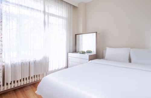 Caddebostan Mahallesi Apartment | Chic Flat with Balcony Close to Caddebostan Shore