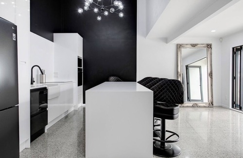 Manukau City Apartment | Chic Modern 2BR Heart of Manukau