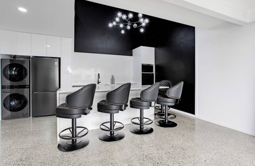 Manukau City Apartment | Chic Modern 2BR Heart of Manukau
