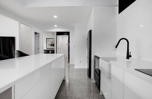 Manukau City Apartment | Chic Modern 2BR Heart of Manukau