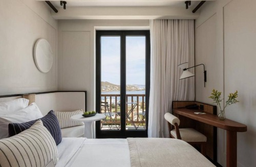 Drafaki Hotel | Chic Studio on Mikonos | Street of Fine Arts Location | Rooftop Swimming Pool