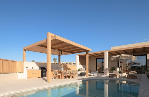 Karteros Villa | Cicada Theros Suite, Elegant Beach Living