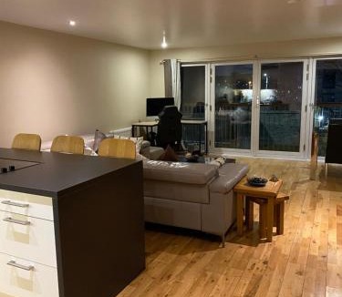 East End Apartment | City Centre 2 bedroom apartment, secure parking.