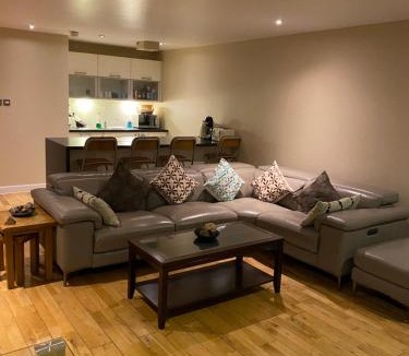 East End Apartment | City Centre 2 bedroom apartment, secure parking.