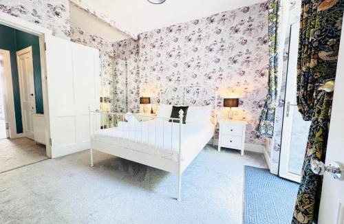 Tollcross Apartment | City Centre Escape with Private Garden