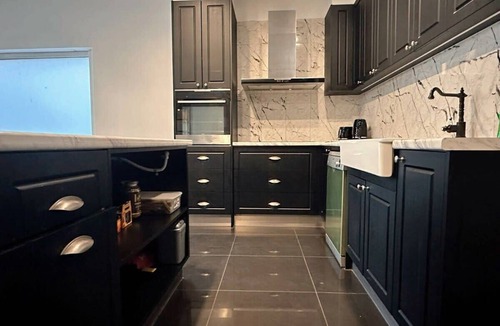 Hobart Central Business District House | City Retreat for 8 with Spacious Rooms