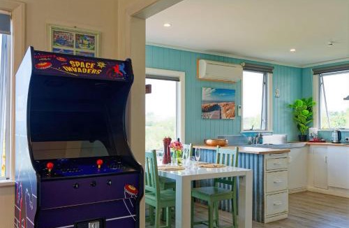 Kaikoura House | Classic Charm, Sea & Mountain Views, Family Fun - KK95170