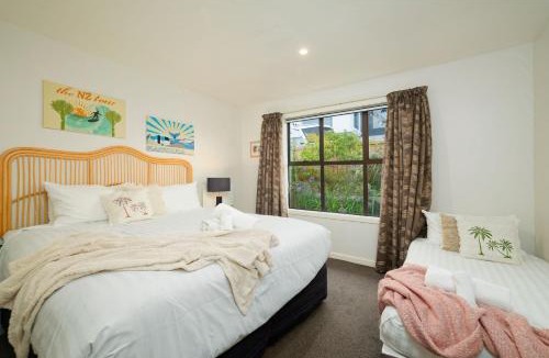 Kaikoura House | Classic Charm, Sea & Mountain Views, Family Fun - KK95170