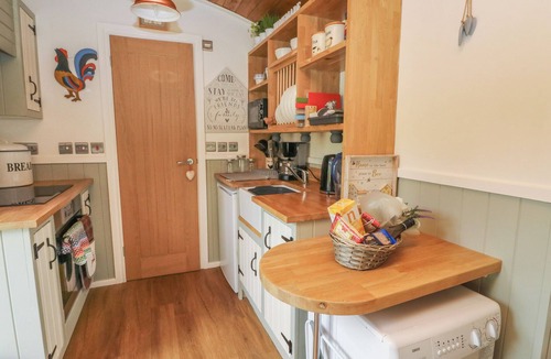 Lochearnhead Cottage | CLIONADH SHEPHERDS HUT, pet friendly, with open fire in Strathyre