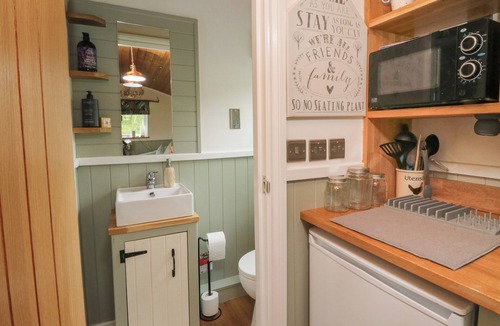 Lochearnhead Cottage | CLIONADH SHEPHERDS HUT, pet friendly, with open fire in Strathyre