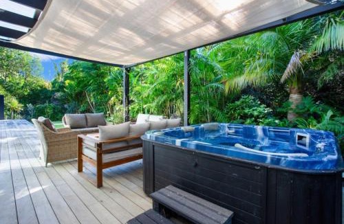 Murrays Bay House | Coastal Retreat w Spa Pool just Steps to the Beach
