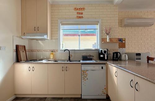Hobart House | Coleman Comfort Hub - close to City&Air port