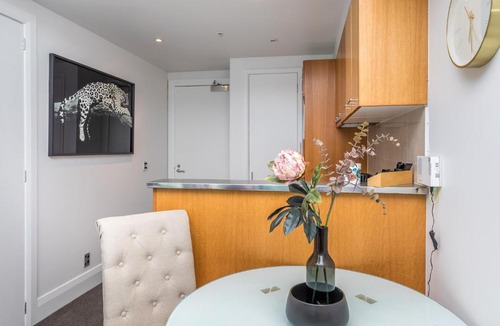 Auckland Central Business District Apartment | Comfortable & Cozy - Newly Furnished 'Quays'