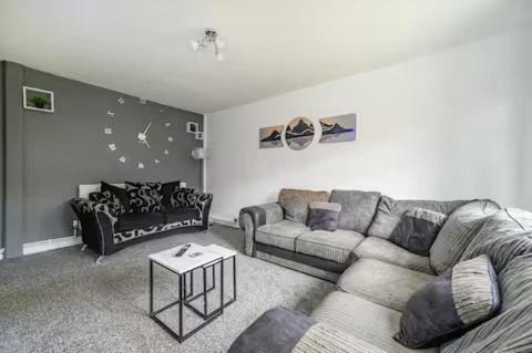 Moffat House | Comfortable Double Room LS16 WiFi Parking