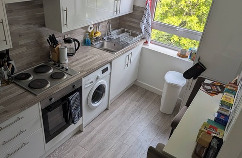 Newington Apartment | Comfortable Flat located on Pleasance. Easy walking distance from Fringe Venues!