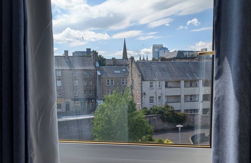 Newington Apartment | Comfortable Flat located on Pleasance. Easy walking distance from Fringe Venues!