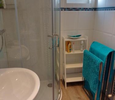 Longcroft House | Comfortable room with en suite