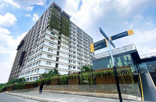 Duren Sawit Apartment | Comfy and Modern Look 1BR Gateway Park LRT City Jatibening Apartment By Travelio
