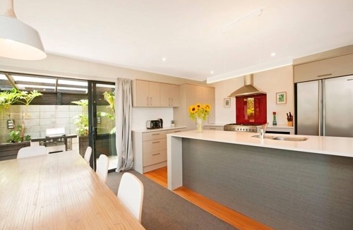 Britannia Heights House | 'Commodore' - Modern with Panoramic Sea Views!
