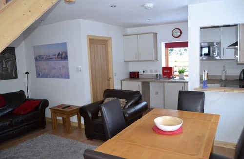 Inverarnie Cabin | Contemporary one bedroom cabin with WiFi