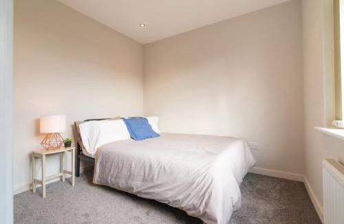 Broadheath House | CONTRACTOR ACCOMMODATION SLEEPS 6 - 11 - MANCHESTER AIRPORT CITY