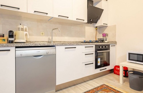 Maltepe Apartment | Convenient Flat 5 min to Metro 10 min to Coast