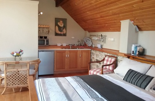 South Hobart Apartment | Converted Sandstone Stable Self-contained studio