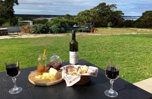 Lady Barron House | Cooma House by Ready Set Stay - Linen & Towels included , Free WiFi
