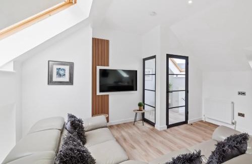 Douglas and Angus Apartment | CORN FLOUR LODGE at PITKERRO MILL, 3 double bedrooms with TVs, 1 en-suite, 2 further bathrooms, fully equipped kitchen, large family dining area, FREE parking and WiFi, HOT TUB, private garden, short mid and longterm stays available with HONEYCOMB HOSTS