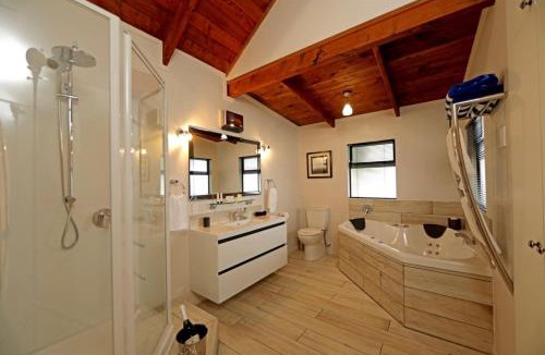 Coromandel Ski Chalet | Coromandel Central Cottage Luxury w Spa