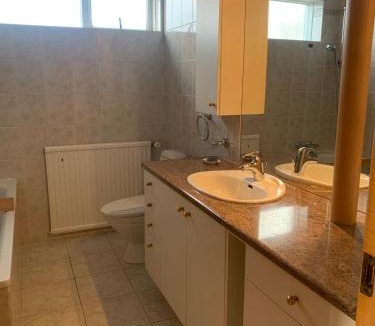 Hofn House | Cosy 4 bedroom house with free parking