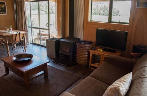 Makarora Ski Chalet | Cosy barn with spectacular mountain views