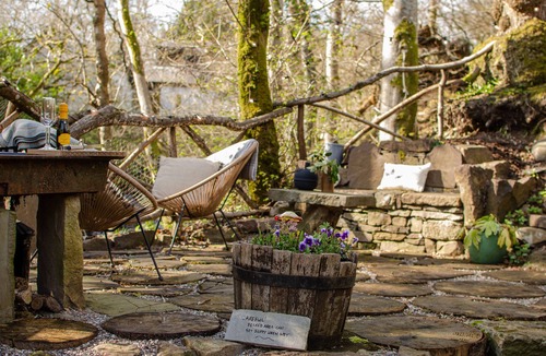 Milton Of Buchanan Cabin | Cosy cabin overlooking River Mar with private magical woodland garden.