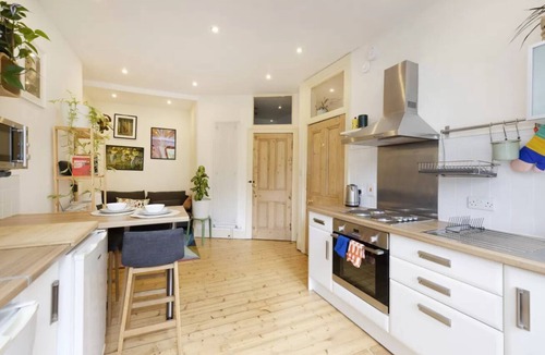 West End Apartment | Cosy central flat with king size bed and a Japanese bath to die for!