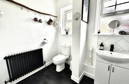 Cairnbaan House | Cosy Cottage with Woodburner by Crinan Canal Pets Welcome