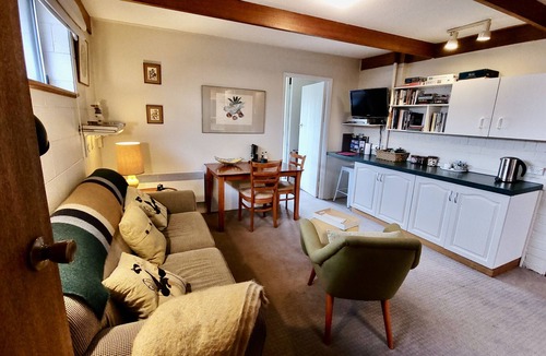 Sandy Bay Apartment | Cosy garden apartment in Sandy Bay. 15 min 401/402 town bus. FREE Parking/WIFI.