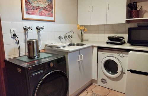 Sandy Bay Apartment | Cosy garden apartment in Sandy Bay. 15 min 401/402 town bus. FREE Parking/WIFI.