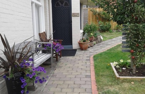 Sandy Bay Apartment | Cosy garden apartment in Sandy Bay. 15 min 401/402 town bus. FREE Parking/WIFI.