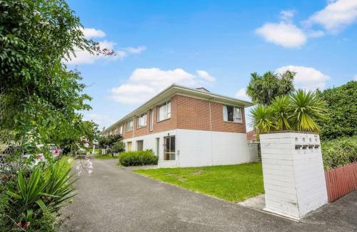 Sandringham Apartment | Cosy Haven Unit with Garage and Air-con